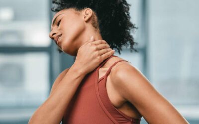 Hoe kan een fysiotherapeut helpen bij een spierverrekking in de nek?